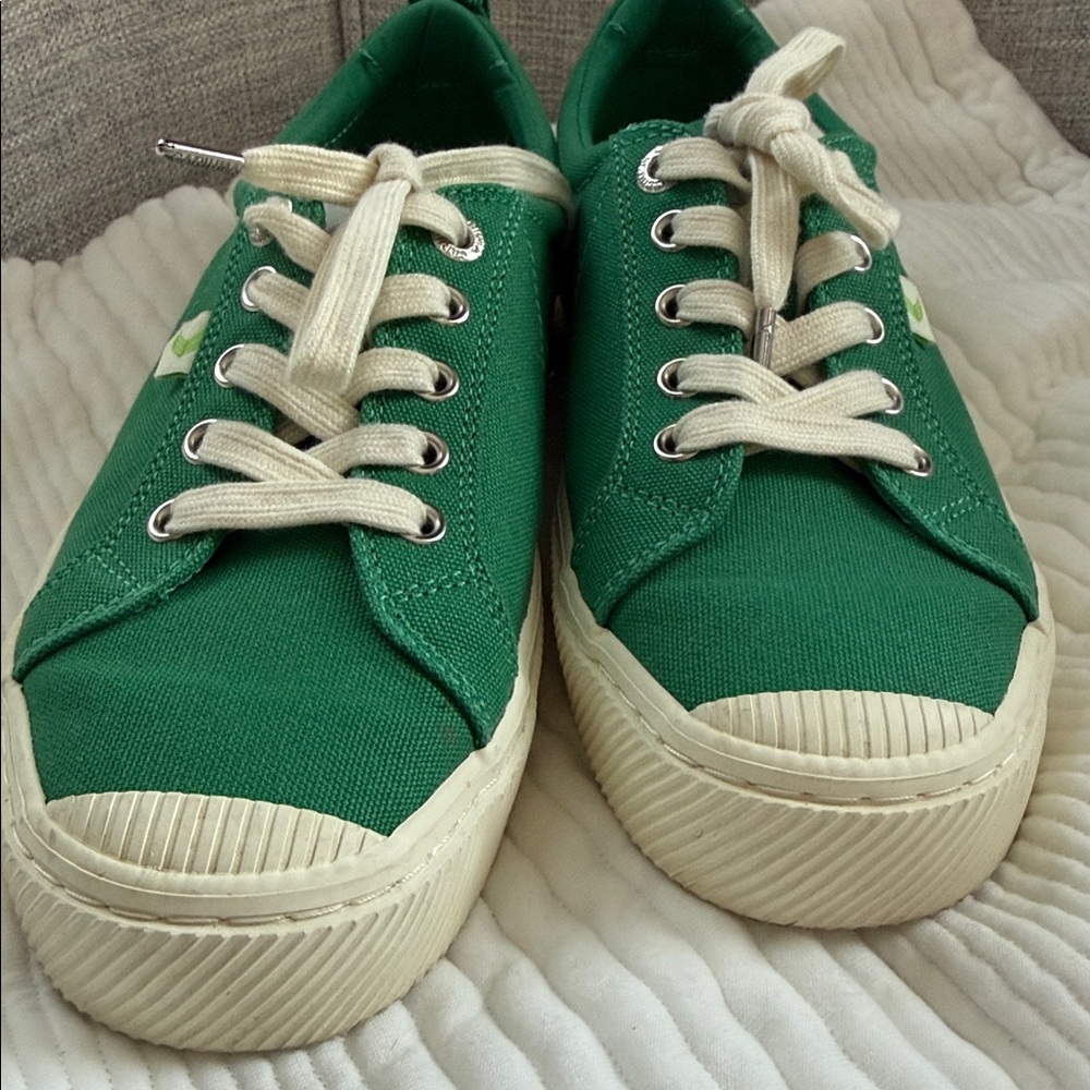CARIUMA Women’s Green Canvas Sneaker - Picture 8 of 10
